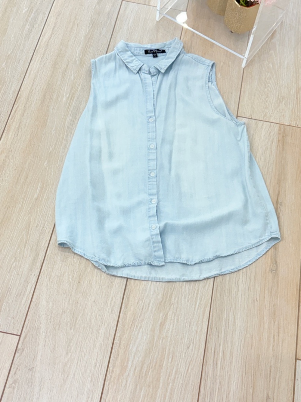 Velvet Heart Light Blue Sleeveless Button-Down Chambray Top